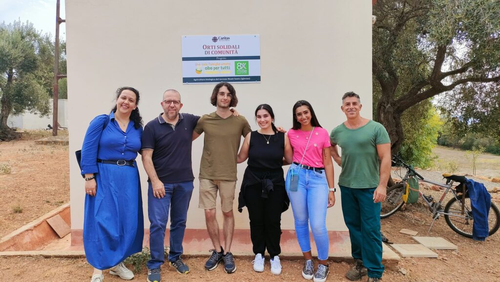 Alcuni giovani del progetto "FiDiamoci" in visita alla Caritas diocesana di Iglesias
